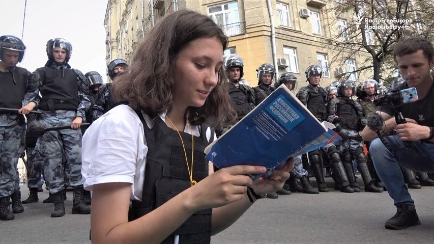 Během demonstrace četla policistům ústavu, teď dívce hrozí 3 roky vězení